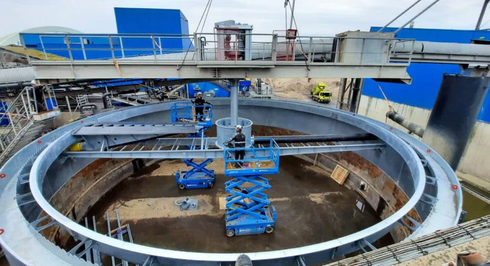 Demontage en montage van een bassin en roerwerk