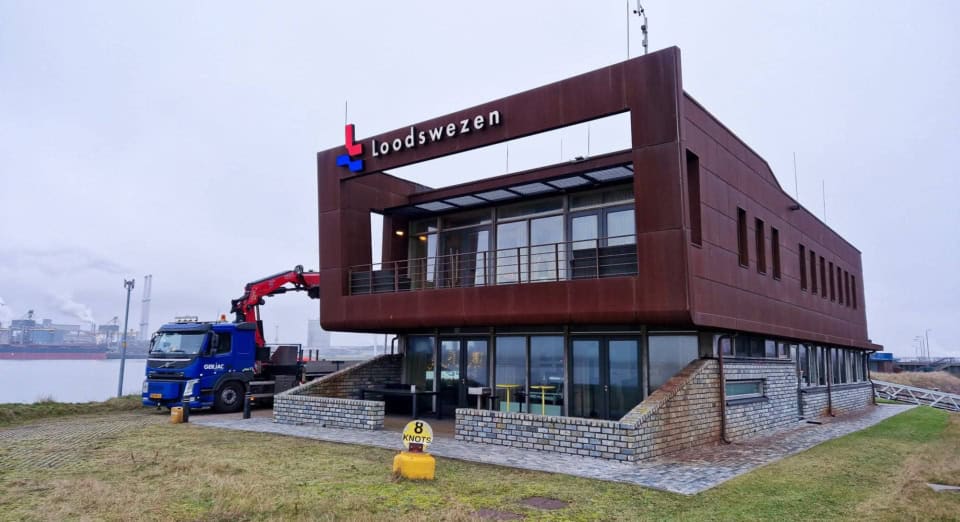 Nieuwe zonnewering voor Loodswezen IJmuiden